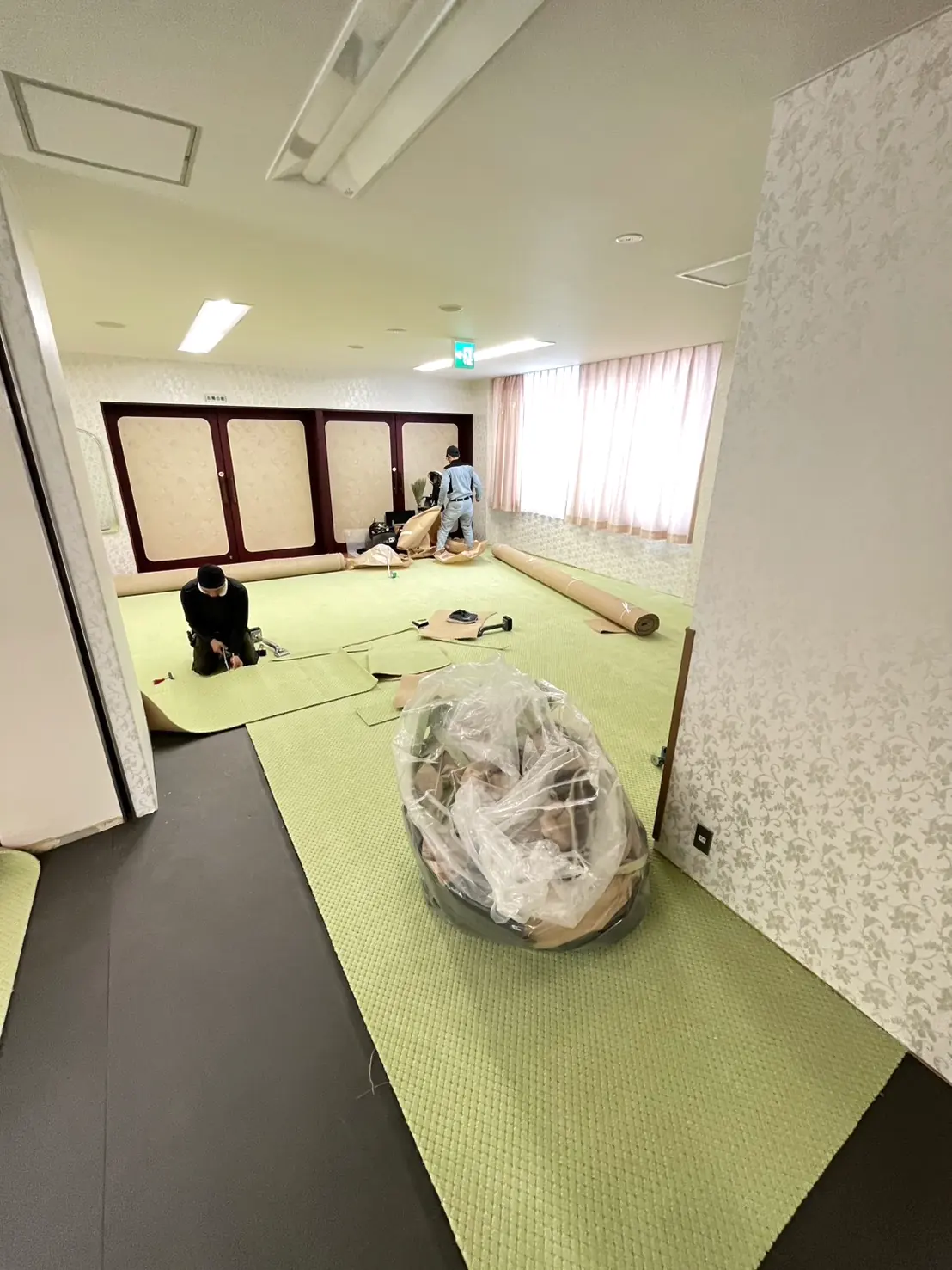 端の部分をていねいに納めているところ